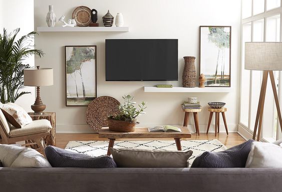 Barátságos nappali a falon egy TV vel, ülőgarnitúrával