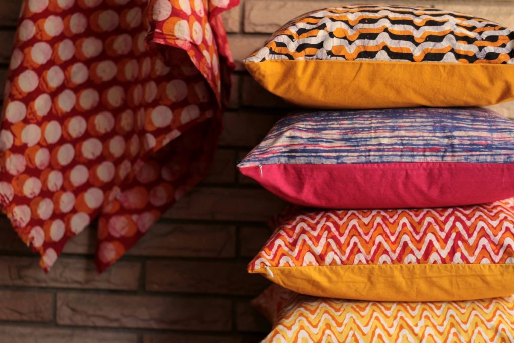 Színes, mintás textilekből készült díszpárnák